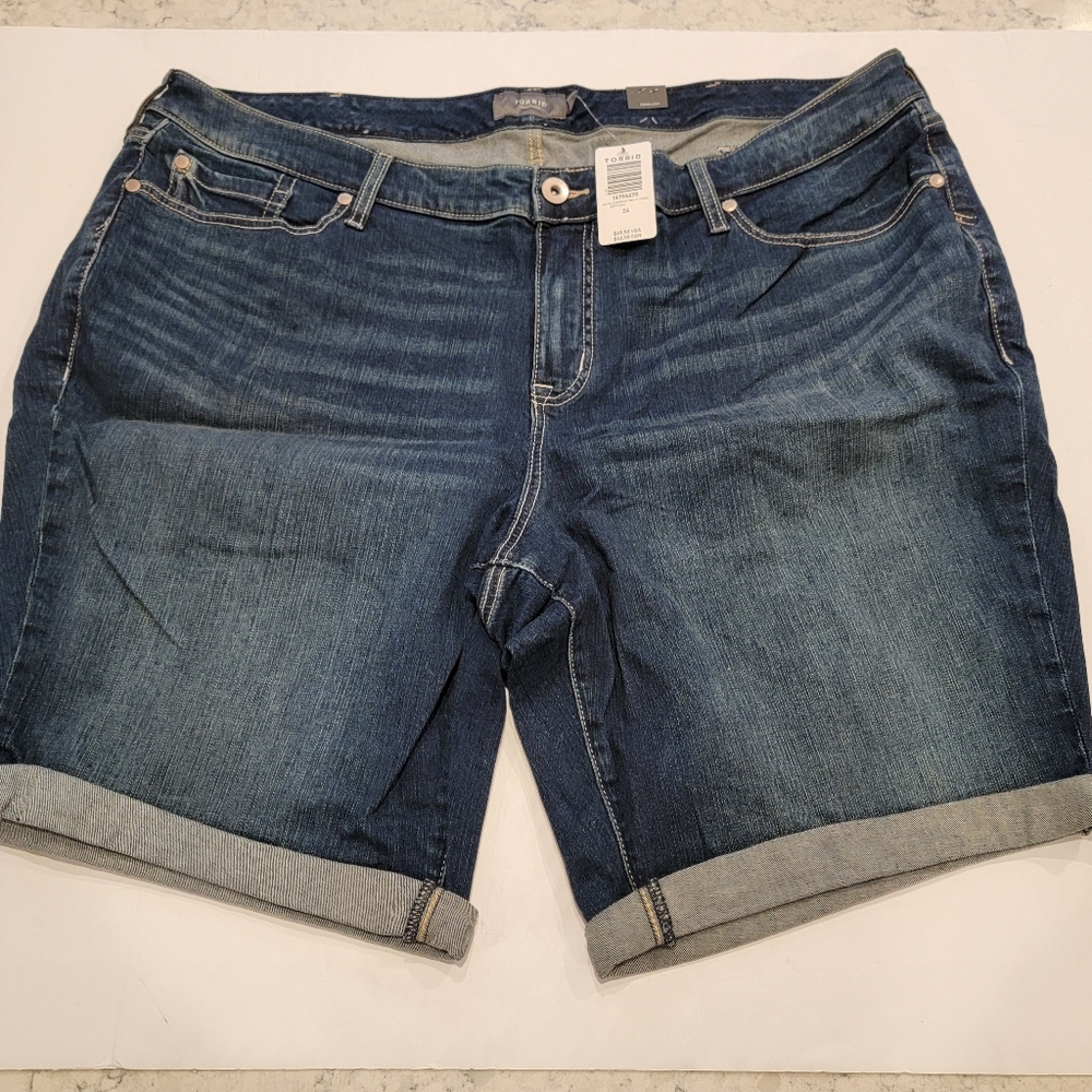 Torrid Bermuda Boyfriend Vintage Stretch Mid-Rise Short Dark Wash Size 24 NWT!